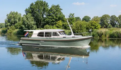 The new Linssen Grand Sturdy 35.1 AC in Mystic Green